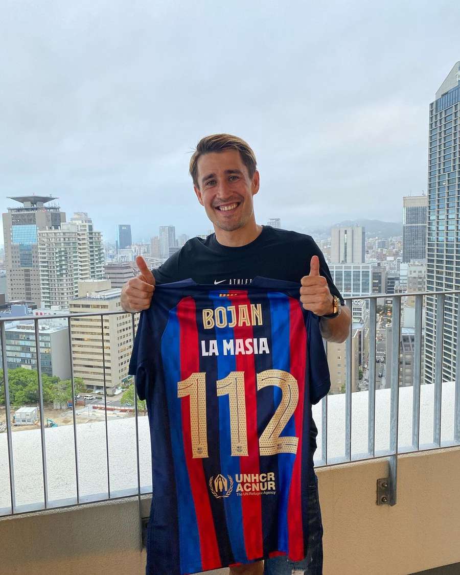 Bojan com <mark>uma</mark> camisa comemorativa do Barcelona