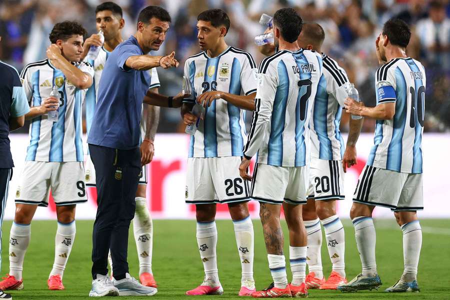 Scaloni face à l'Algérie. Scaloni face à l'Algérie.