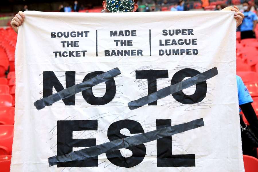 Een protestspandoek tegen de ESL