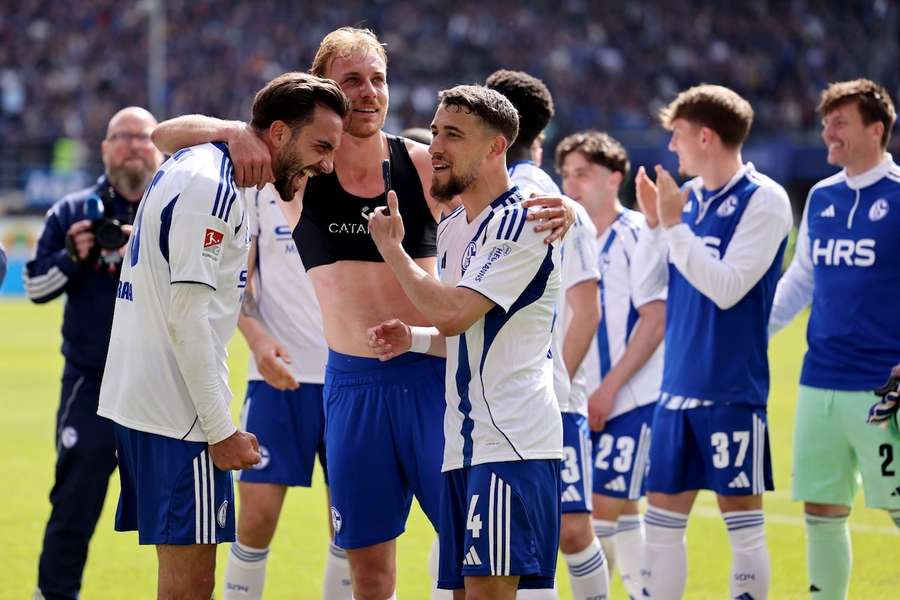 Schalke 04 hat in Paderborn das Tor zur Bundesliga weit aufgestoßen.
