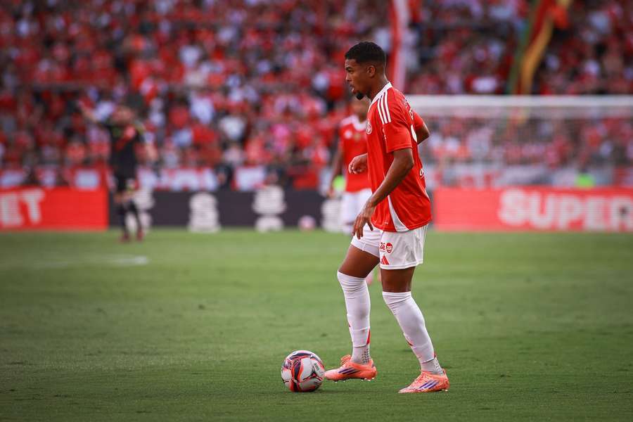 Gustavo Prado chega ao Vitória SC por empréstimo do Internacional Gustavo Prado chega ao Vitória SC por empréstimo do Internacional