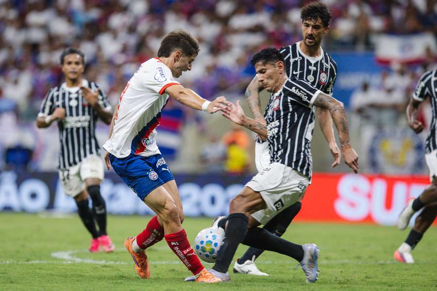 Bahia e Corinthians lutaram por cada palmo do campo Bahia e Corinthians lutaram por cada palmo do campo