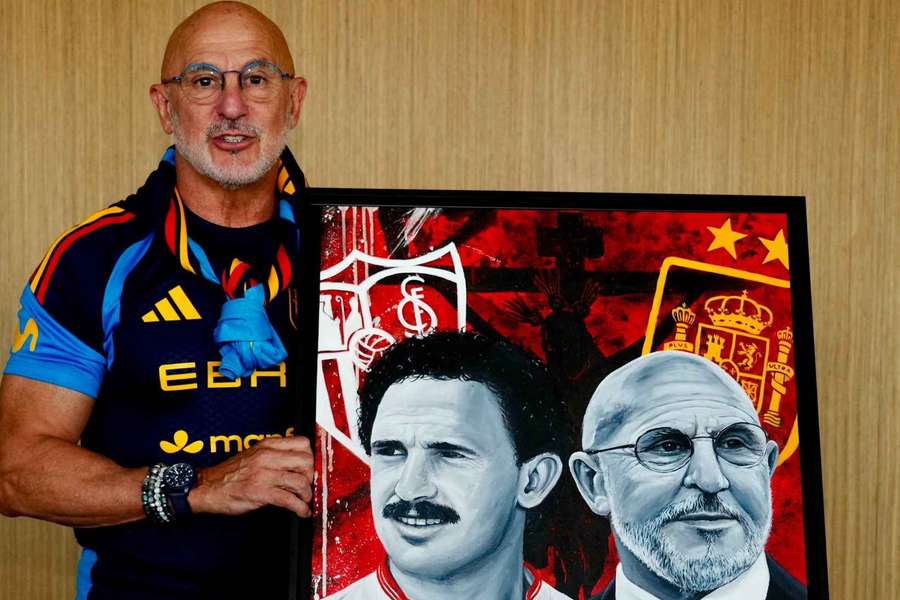Luis de la Fuente, con el cuadro que el Sevilla le ha regalado Luis de la Fuente, con el cuadro que el Sevilla le ha regalado
