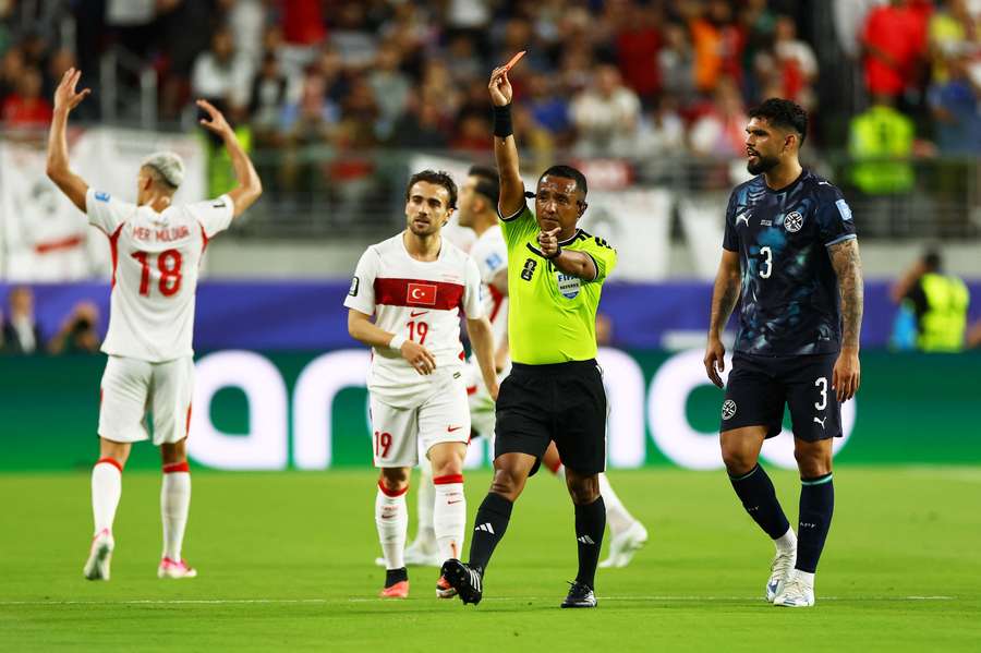 Szef FIFA popiera nowy przepis i czerwoną kartkę dla Almirona Szef FIFA popiera nowy przepis i czerwoną kartkę dla Almirona