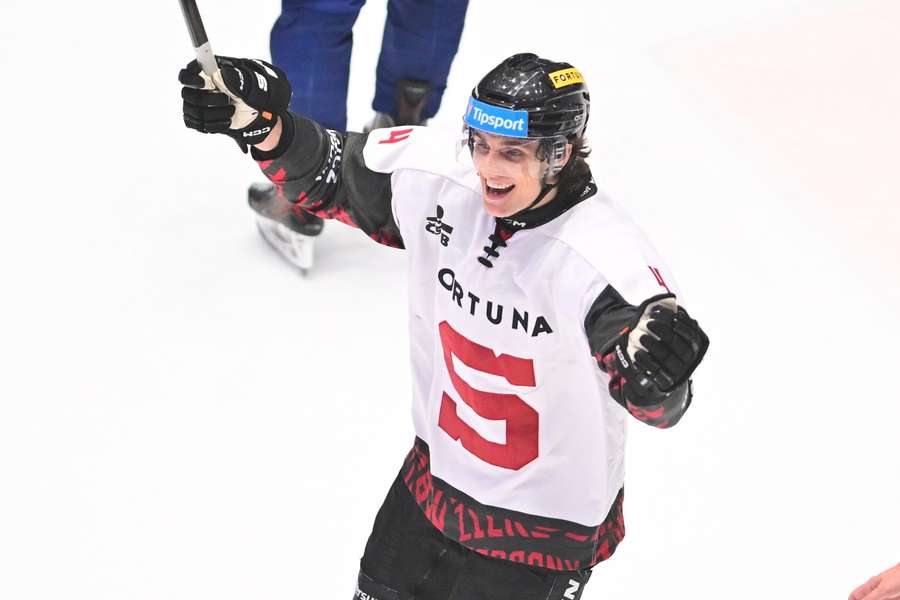 Jakub Sirota rozhodl v prodloužení o výhře Sparty na ledě Pardubic.