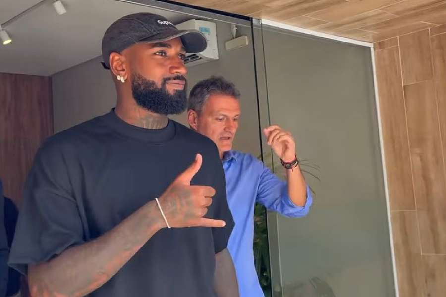 Gerson acena para a imprensa em chegada a Belo Horizonte