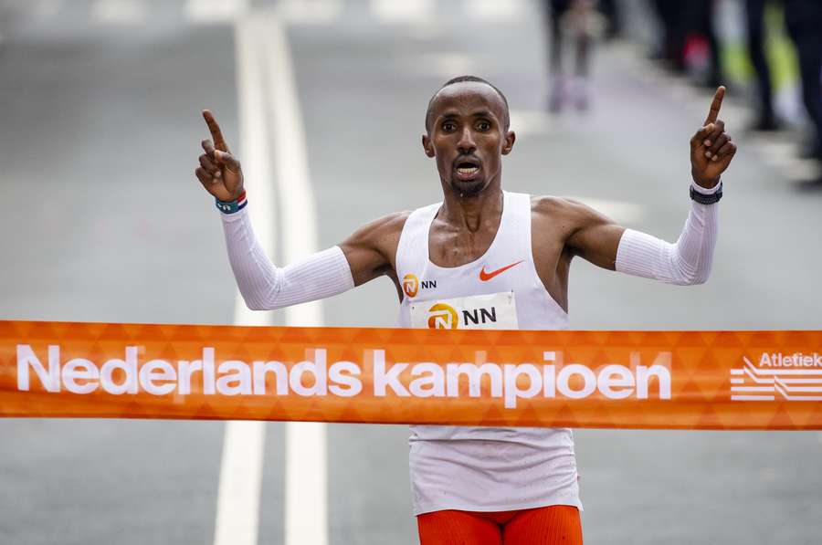 Abdi Nageeye komt over de finish van de marathon van Rotterdam op 16 april