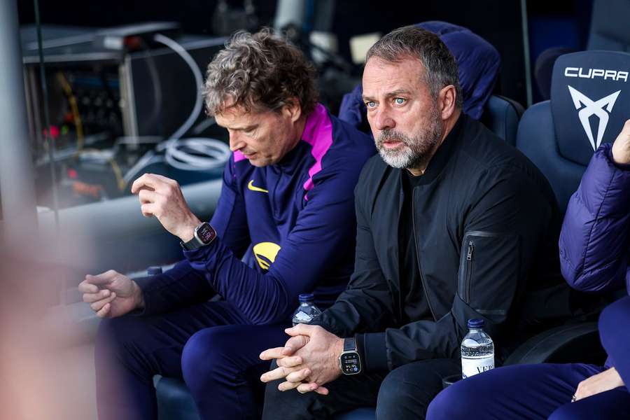 Poruszony Hansi Flick na ławce Barcelony.