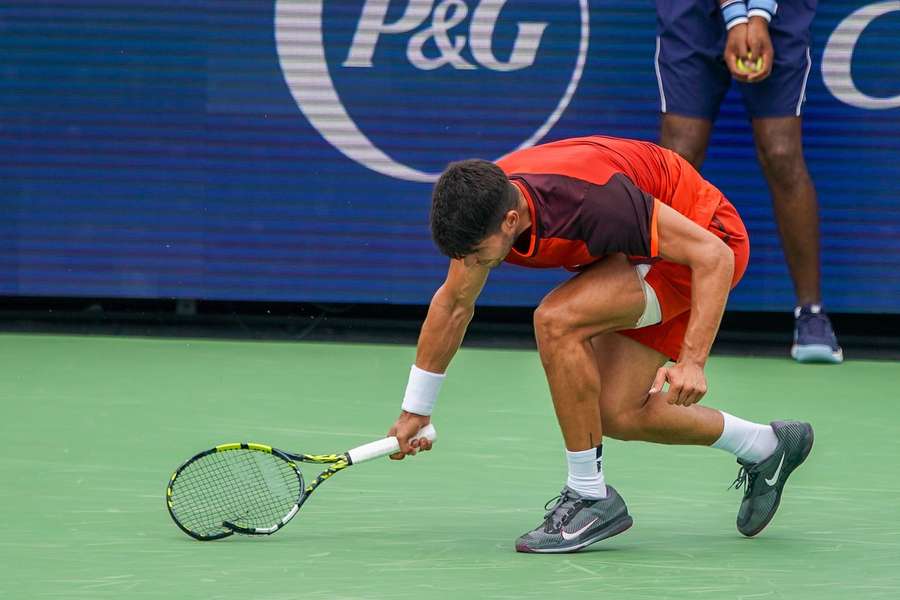 Carlos Alcaraz sloeg tijdens de wedstrijd tegen Gaël Monfils zijn racket kapot