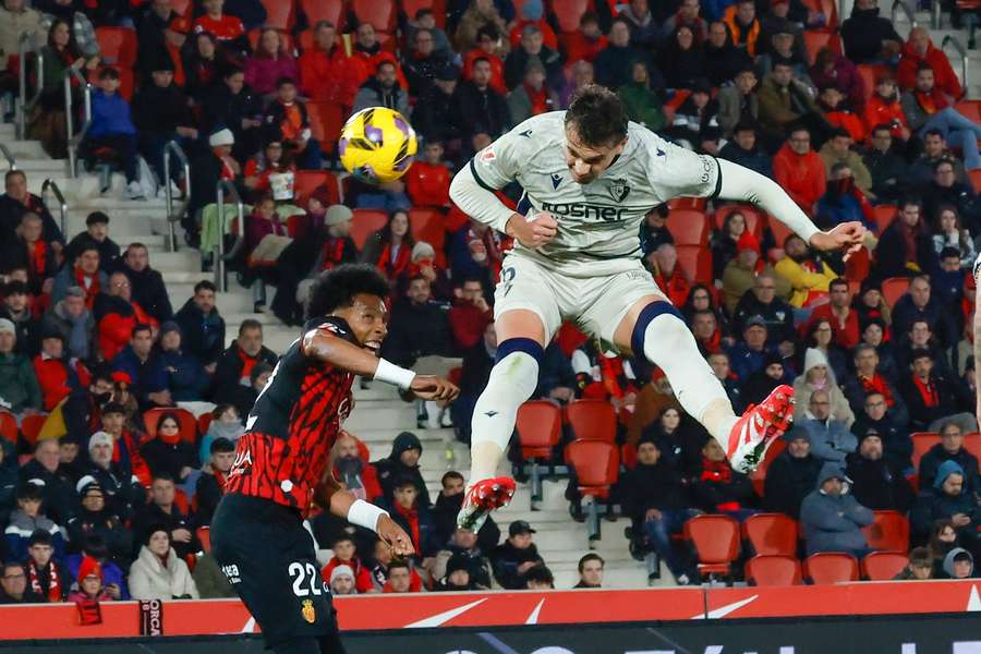 Johan Mojica (a sinistra) in azione contro Ante Budimir (Osasuna).