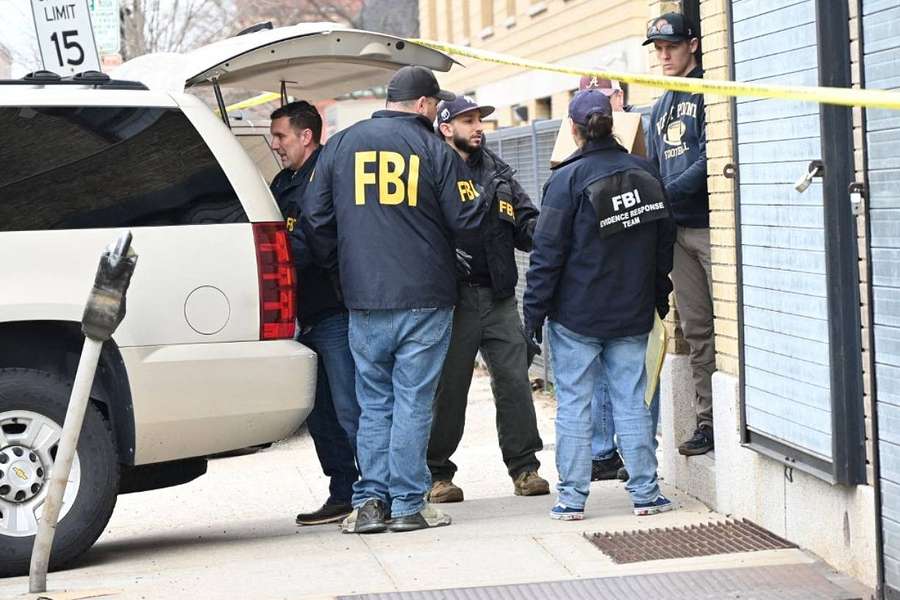 Ilustración que muestra a agentes del FBI el pasado mes de marzo.