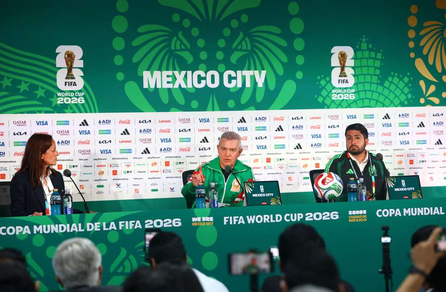 Aguirre durante entrevista coletiva no estádio Azteca Aguirre durante entrevista coletiva no estádio Azteca