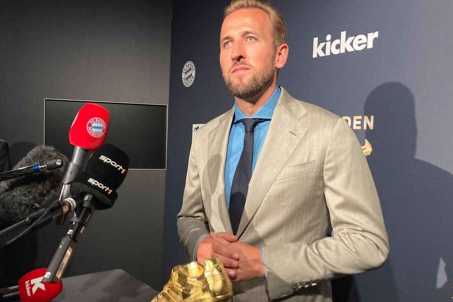 Harry Kane pojawia się przed oficjalnymi mediami Bayernu.