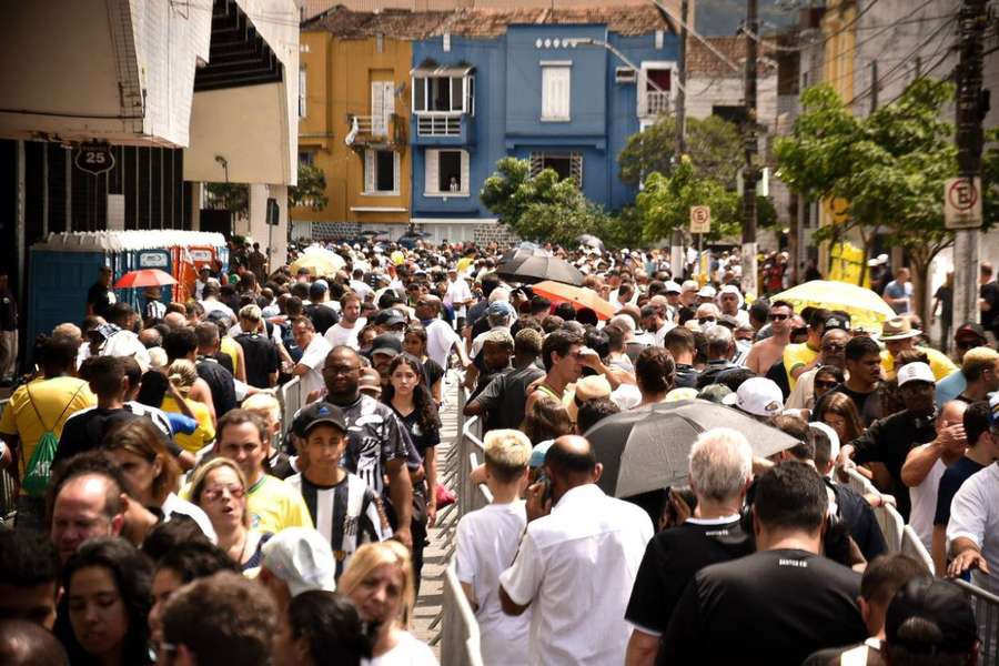 Thousands queue over a mile to pay tribute to Pele in Santos