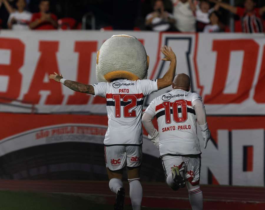 Pato comemorando seu gol com a cabeça do mascote