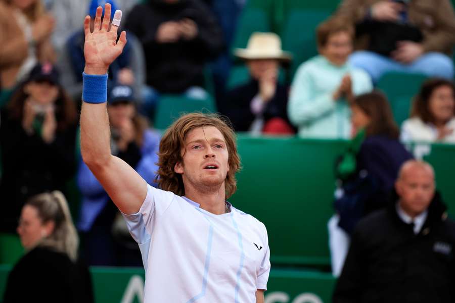 Roeblev wint in drie sets van Rune Roeblev wint in drie sets van Rune