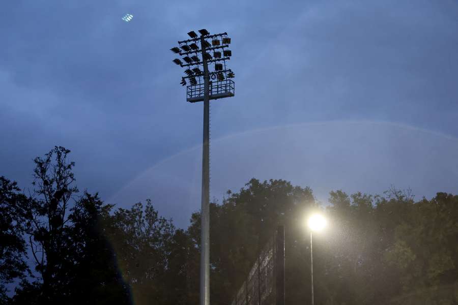 Das Flutlicht in Kölns Franz-Kremer-Stadion.