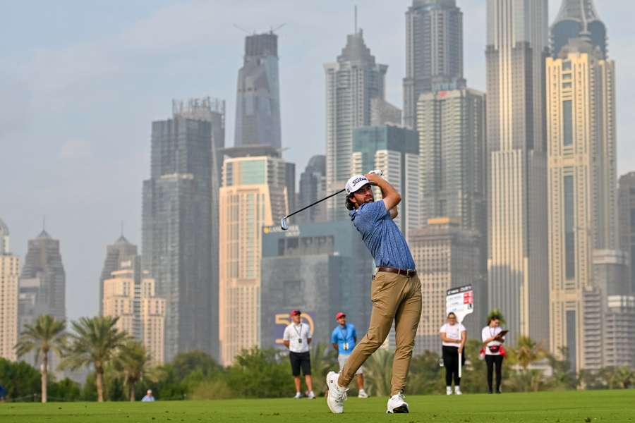O golfista americano Cameron Young lidera a meio da segunda volta do Dubai Desert Classic