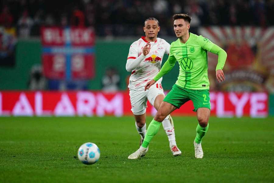 Kilian Fischer im Zweikampf mit Xavi Simons.
