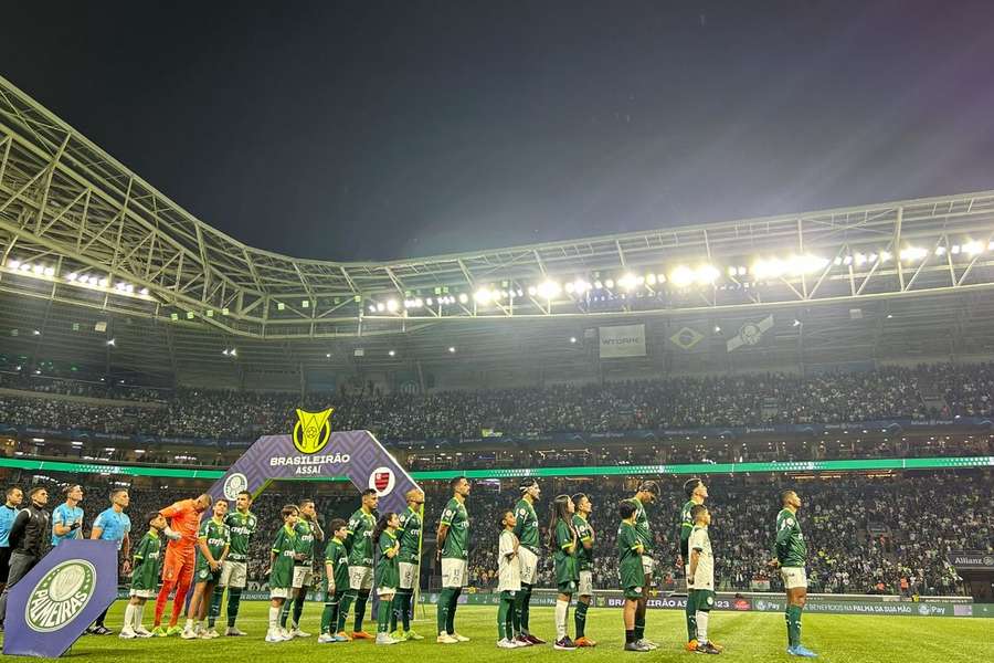 Jogadores do Palmeiras em silêncio após o jogo com o Flamengo