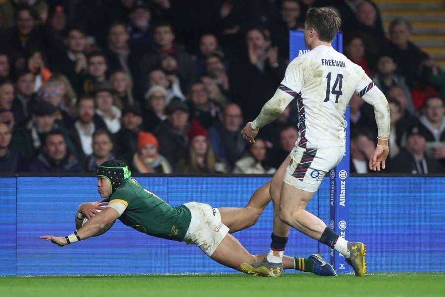 Cheslin Kolbe of South Africa (L) scores a try during the Autumn Nations Series between England and South Africa 