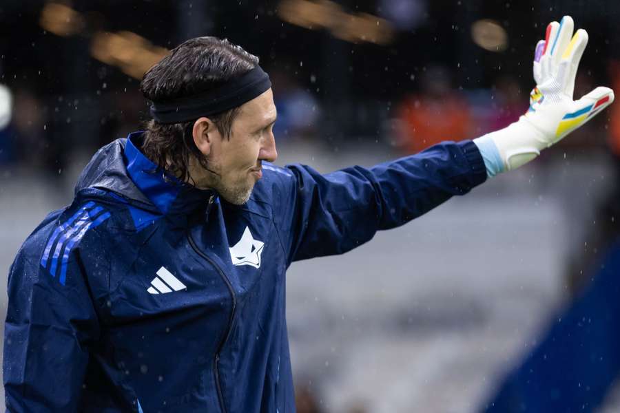 Cássio sentiu dores na mão esquerda após uma defesa e foi substituído no intervalo