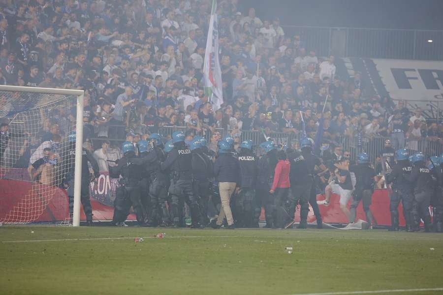 Playoff B: Brescia-Cosenza, partita interrotta e polizia in campo