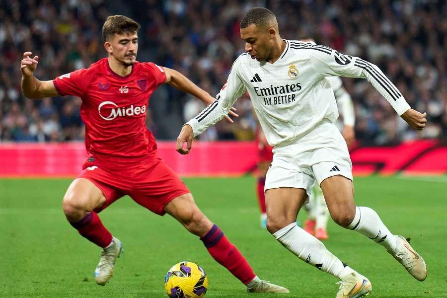 Kylian Mbappé, frente a Kike Salas
