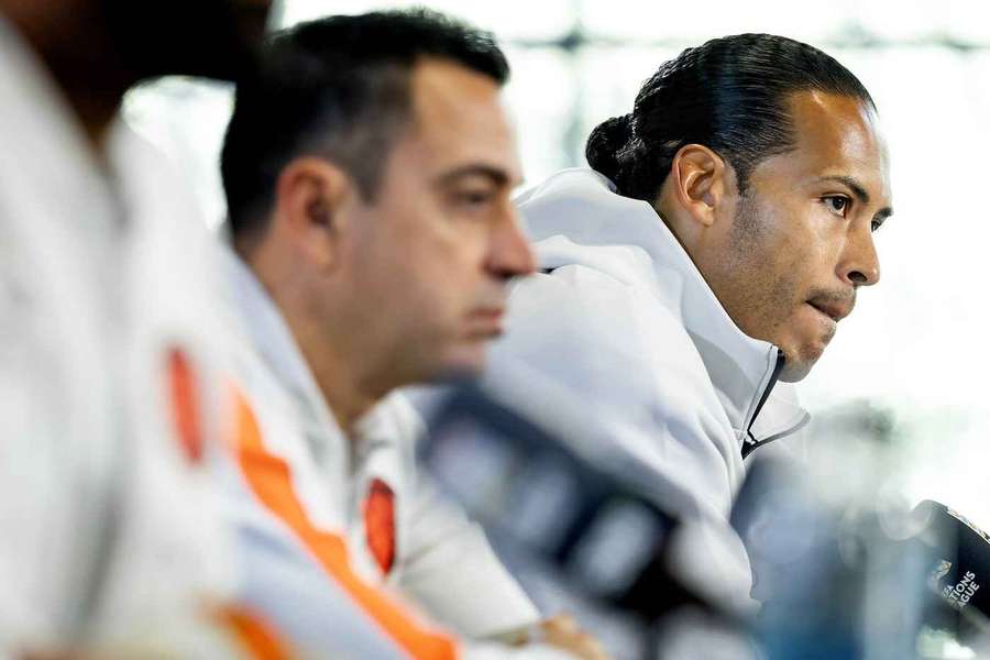 Trainer Xavi (l.) und Kapitän Virgil van Dijk auf der Pressekonferenz der Niederlande vor dem Spiel gegen Deutschland Trainer Xavi (l.) und Kapitän Virgil van Dijk auf der Pressekonferenz der Niederlande vor dem Spiel gegen Deutschland