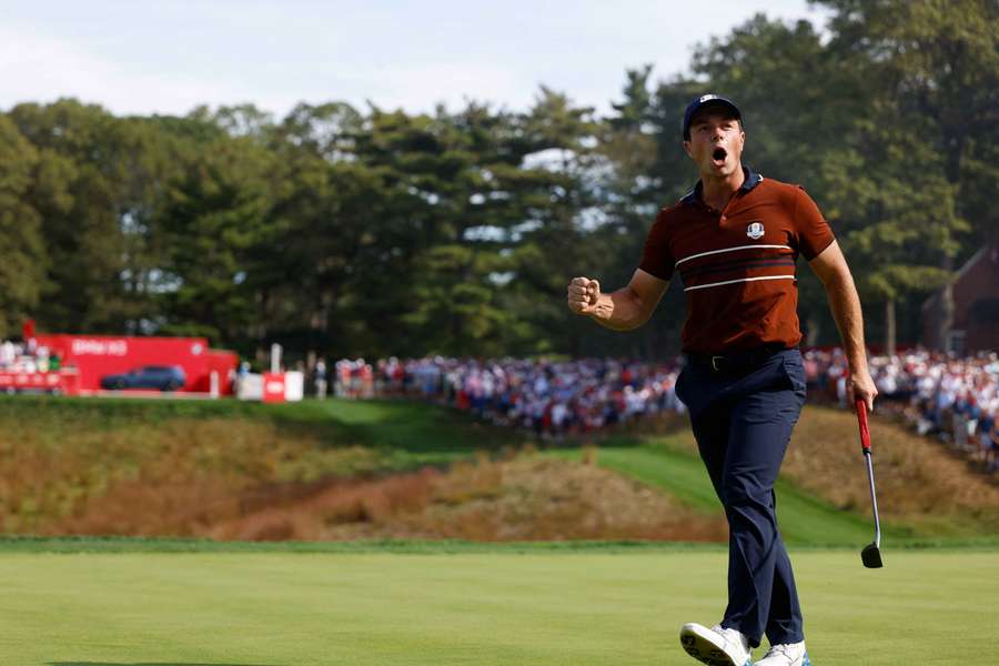 Viktor Hovland celebrates on the 14th green on Saturday