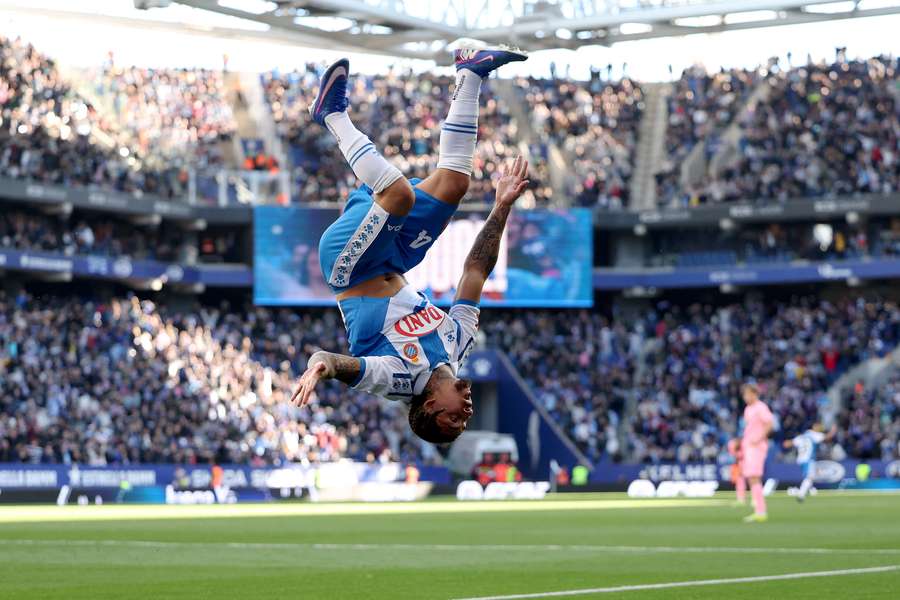 Dolan celebra con una voltereta un gol del Espanyol al Celta Dolan celebra con una voltereta un gol del Espanyol al Celta
