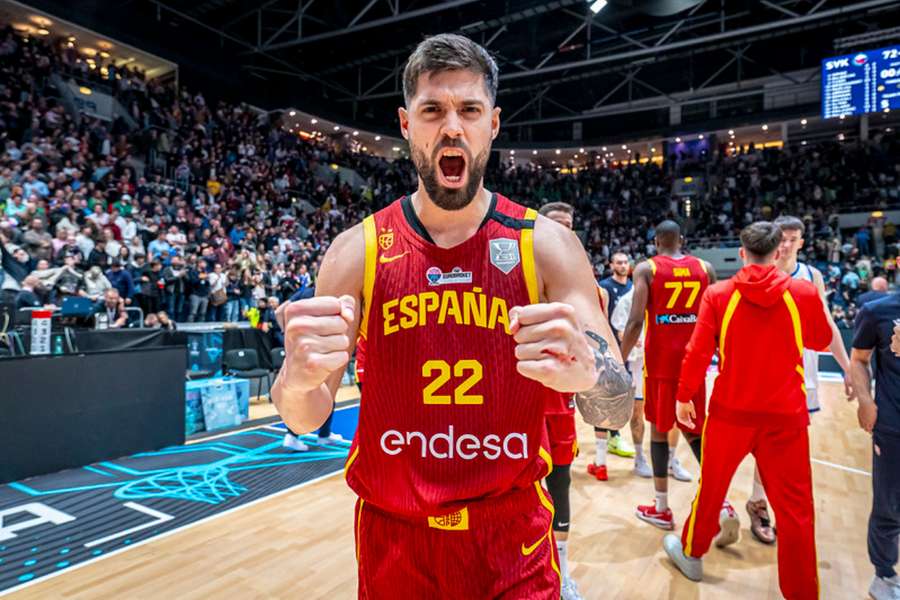 Santi Yusta celebra la victoria de España en Bratislava