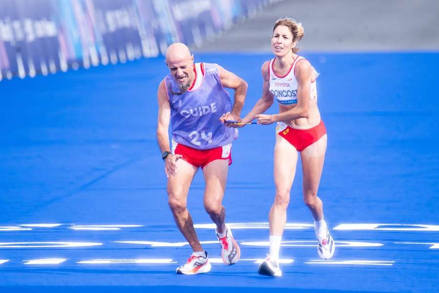 Elena Congost com o guia nos Jogos Paralímpicos