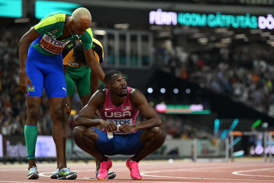 Piu ao lado de Rai Benjamin após a final dos 400m com barreiras