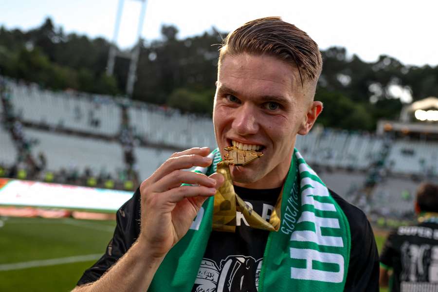 Viktor Gyokeres celebrates after winning the Portugal Cup against Benfica