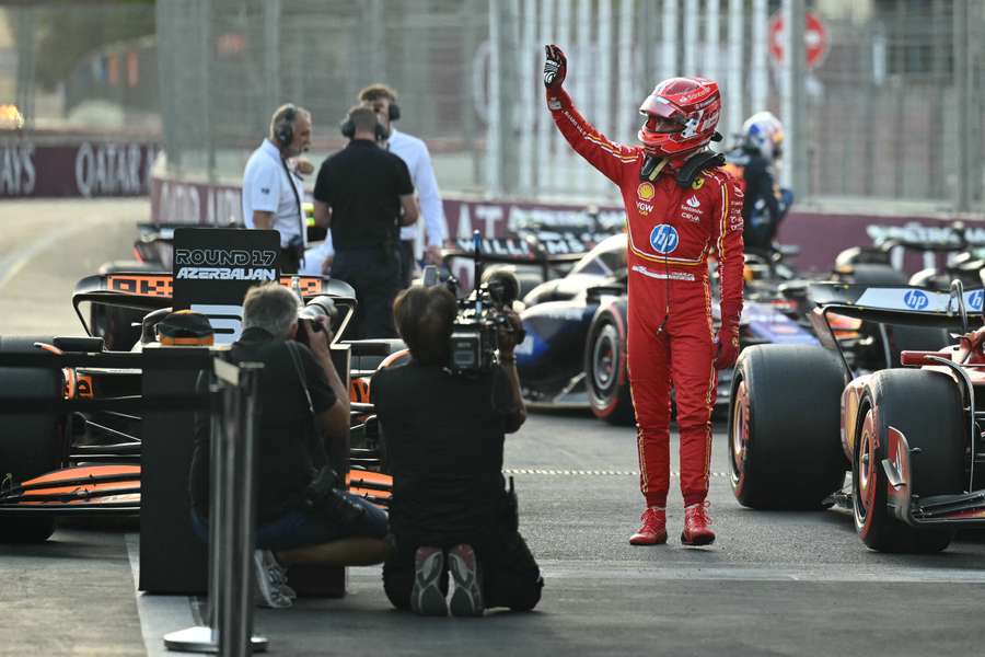 Charles Leclerc saluda tras la clasificación del GP de Azerbaiyán