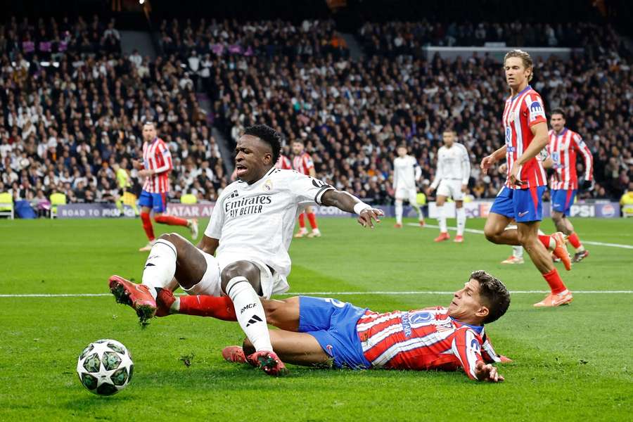 Giuliano Simeone del Atlético de Madrid aborda a Vinicius Junior del Real Madrid Giuliano Simeone del Atlético de Madrid aborda a Vinicius Junior del Real Madrid