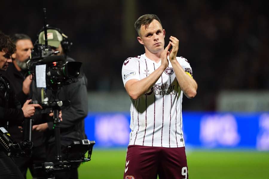Lawrence Shankland, do Hearts, aplaude os adeptos após o apito final