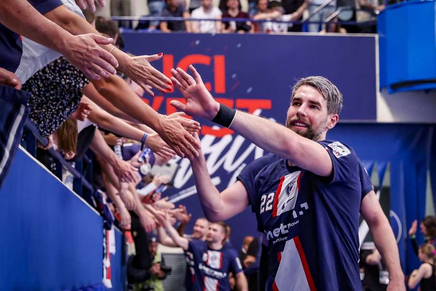 Luka Karabatic salue les fans du PSG avant un match important.