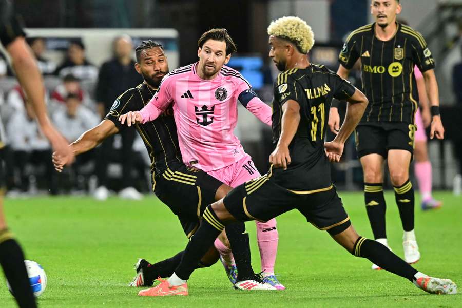 Lionel Messi (M.) wird in die Zwickmühle genommen