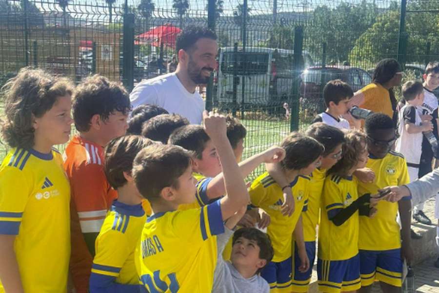 Ruben Amorim com os mais pequenos no CAC Pontinha
