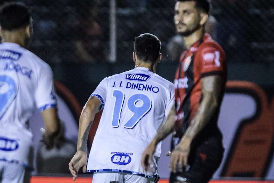 Dinenno fez os dois gols do Cruzeiro na etapa final