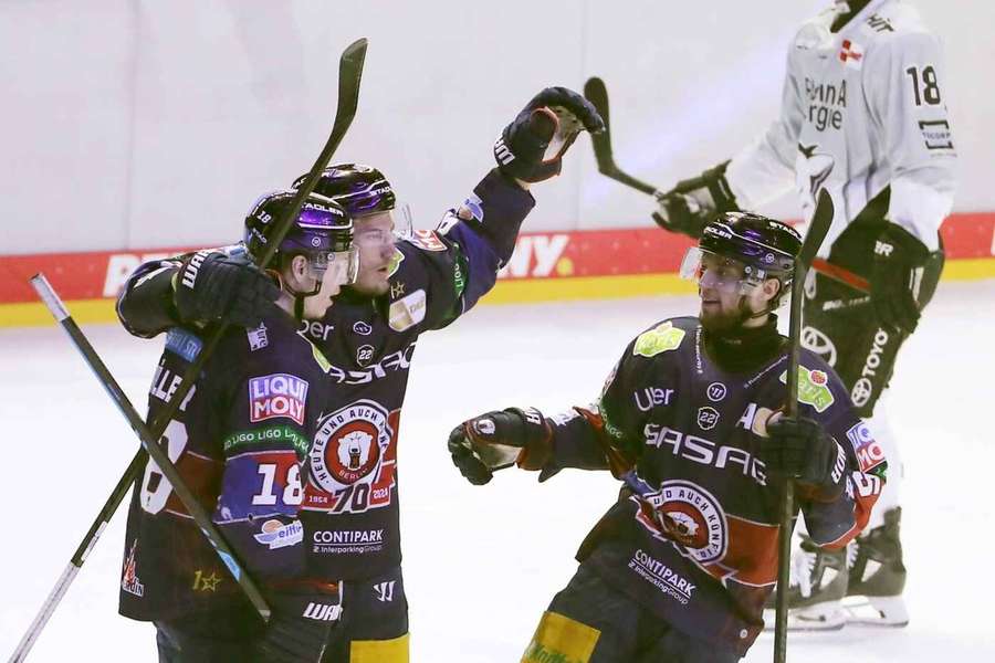 Leonhard Pföderl und die Eisbären beim Jubel nach dem 1:0. Leonhard Pföderl und die Eisbären beim Jubel nach dem 1:0.