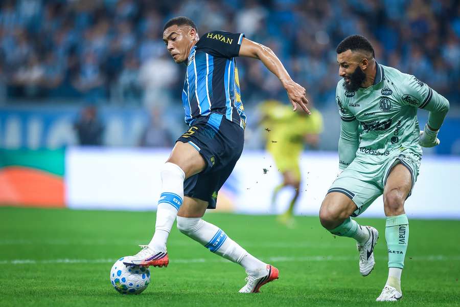 Carlos Vinicius teve gol evitado em cima da linha no 1° tempo Carlos Vinicius teve gol evitado em cima da linha no 1° tempo