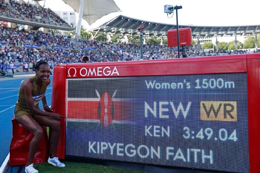 Kipyegon, feliz tras dejar huella en París.