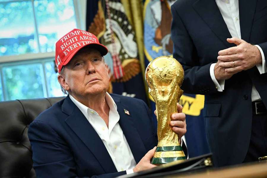 Donald Trump cu trofeul Cupei Mondiale în Biroul Oval