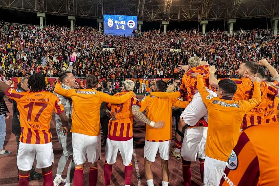 Galatasaray comemora vitória incomum diante do rival