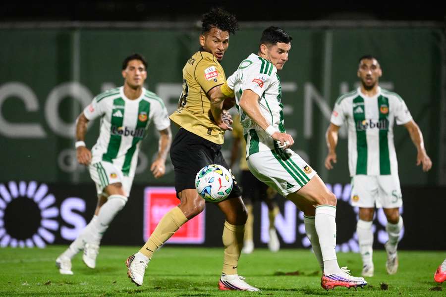 Marious Vrousai perante Luis Suárez no Rio Ave-Sporting Marious Vrousai perante Luis Suárez no Rio Ave-Sporting