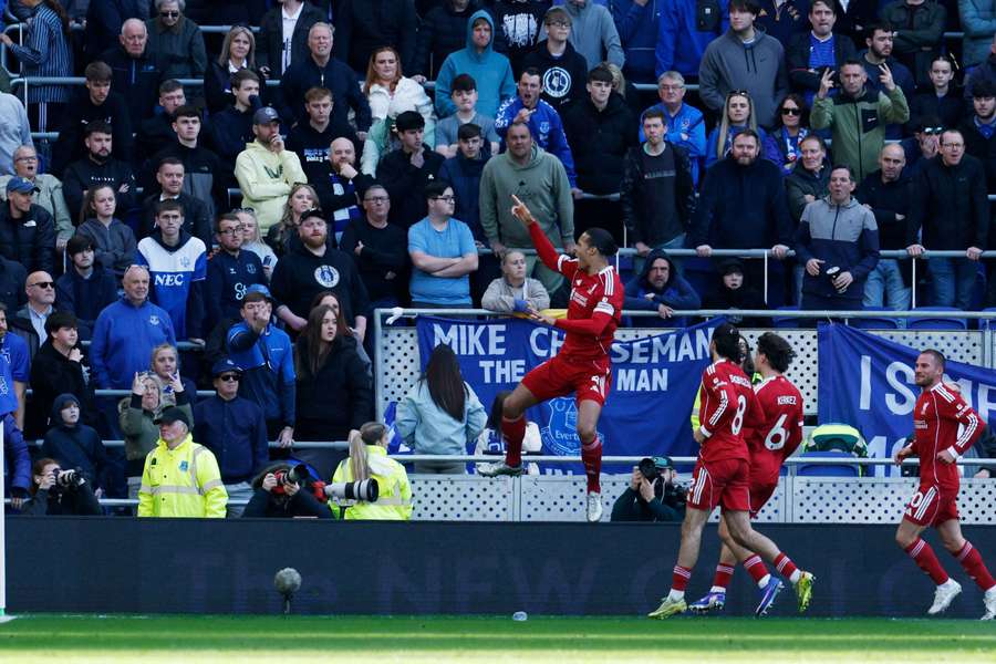 Virgil Van Dijk uratował Liverpool w derbach Merseyside.