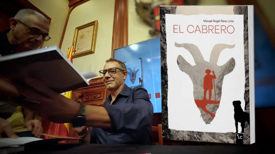 Pérez Lima, presentando uno de sus libros